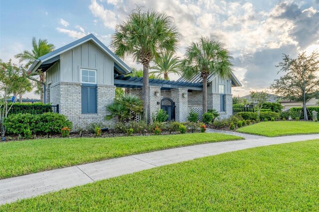 view of front of home featuring a front yard