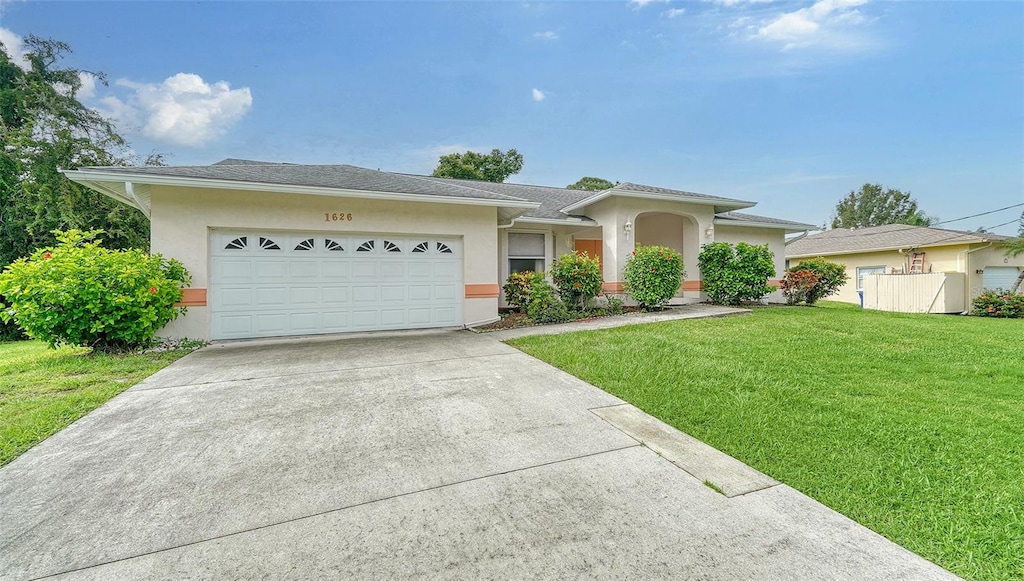 view of front of home featuring a front lawn and a garage