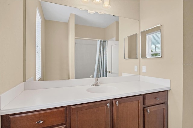 full bathroom featuring a shower with curtain and vanity