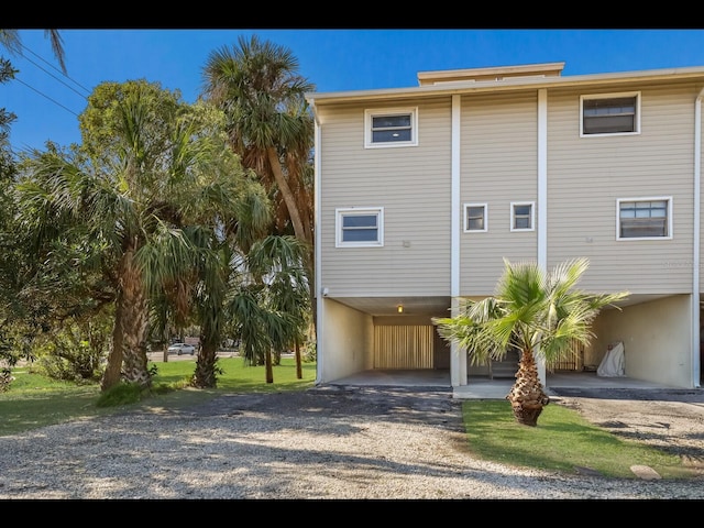 view of front of home with a carport and a front yard