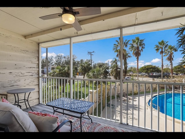 sunroom with ceiling fan