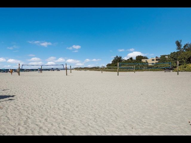 surrounding community with volleyball court