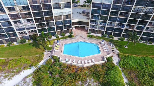 view of swimming pool featuring a lawn