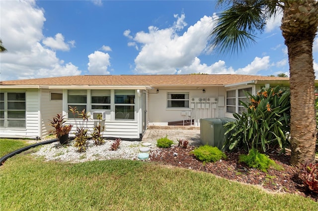 single story home featuring a front lawn