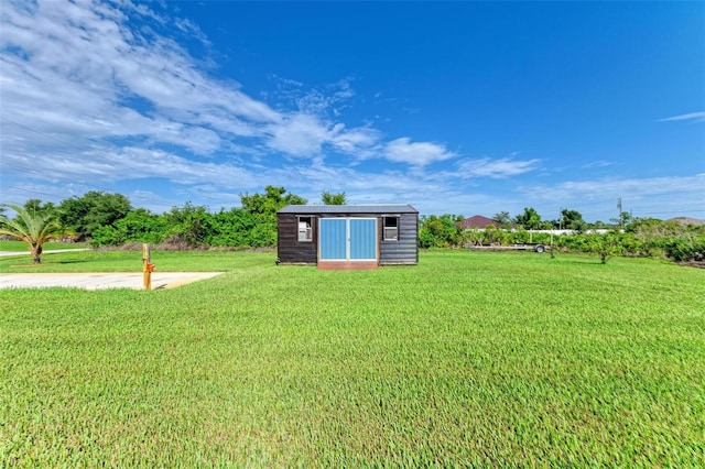 view of yard with a storage unit