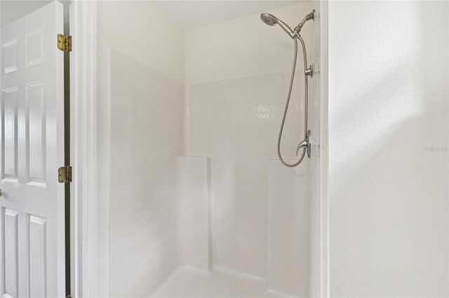 bathroom featuring a tile shower