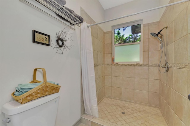 bathroom featuring a shower with shower curtain and toilet