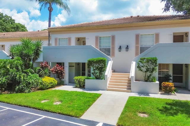 view of front of property featuring a front yard