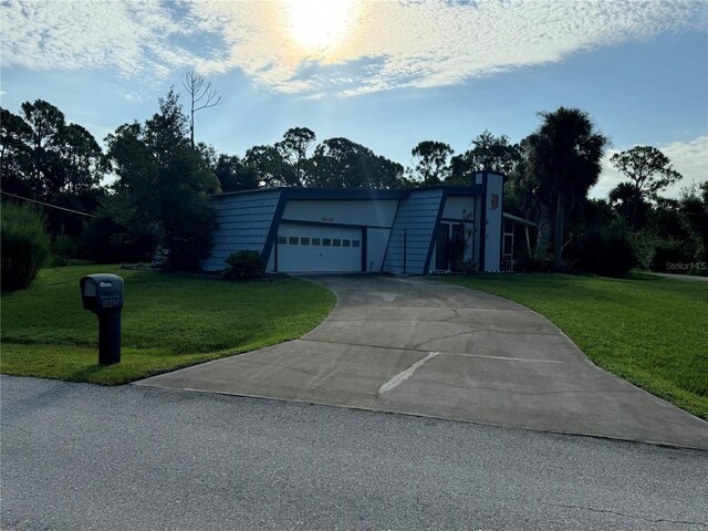 view of front of house featuring a garage and a front yard