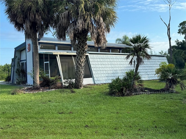 view of front facade with a front yard