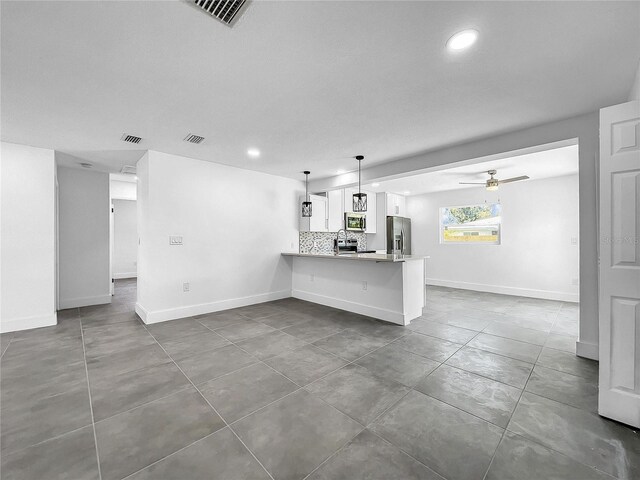 kitchen with recessed lighting, stainless steel appliances, ceiling fan, baseboards, and a peninsula