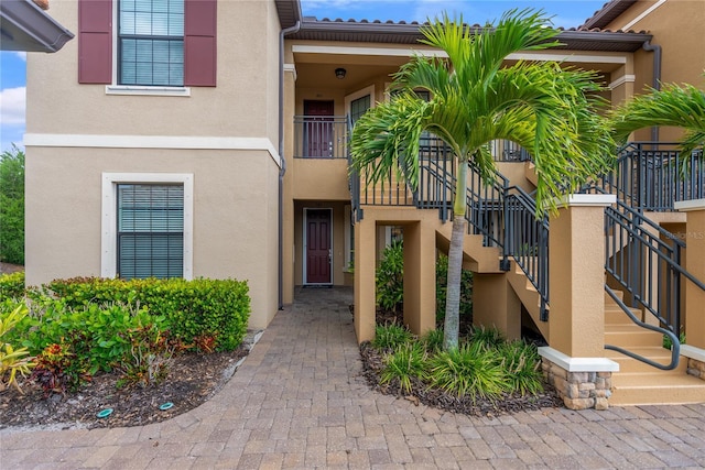 entrance to property with stucco siding