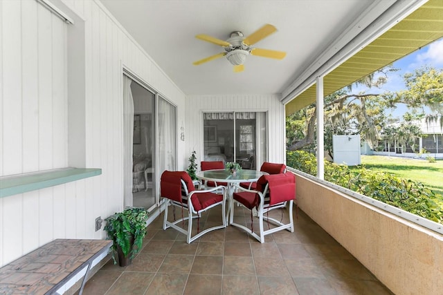 sunroom / solarium with a ceiling fan