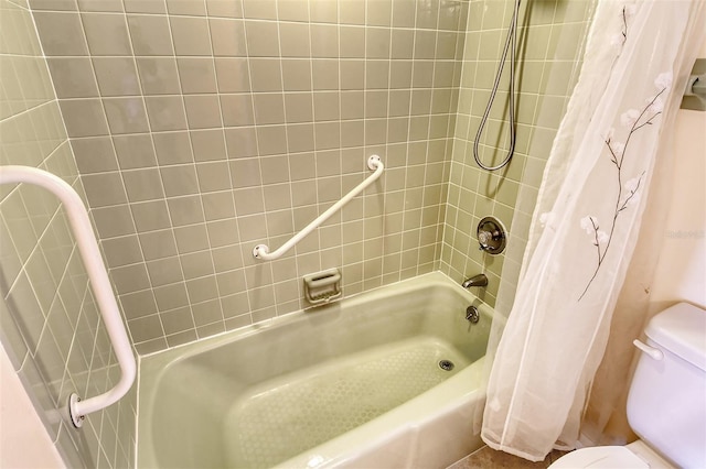 bathroom featuring toilet and shower / tub combo