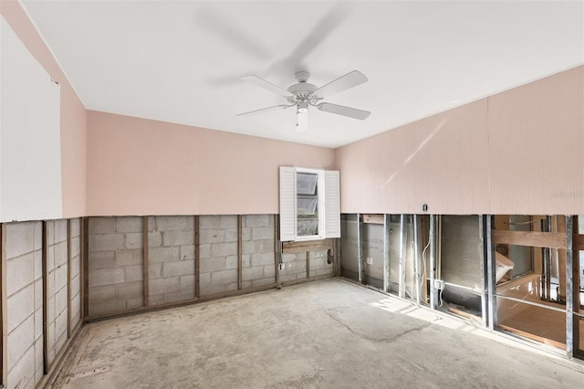 empty room featuring concrete floors and ceiling fan