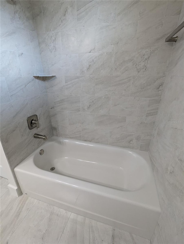 bathroom featuring tiled shower / bath combo