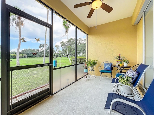 sunroom with ceiling fan