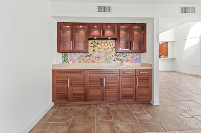 bar featuring tasteful backsplash