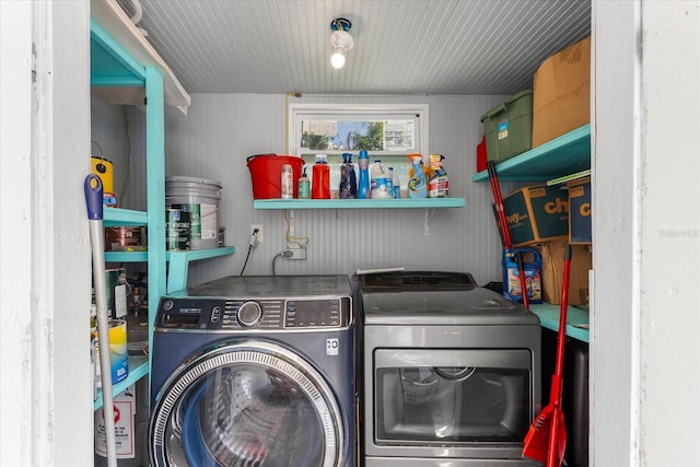 washroom featuring washing machine and clothes dryer