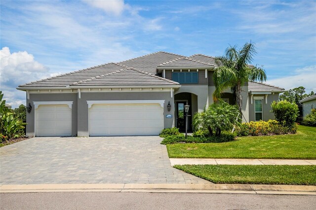 view of front facade featuring a garage and a front yard