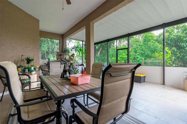 sunroom with ceiling fan