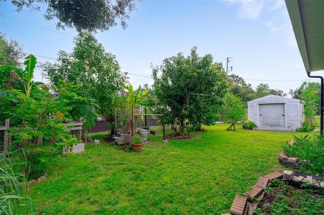 view of yard featuring an outbuilding