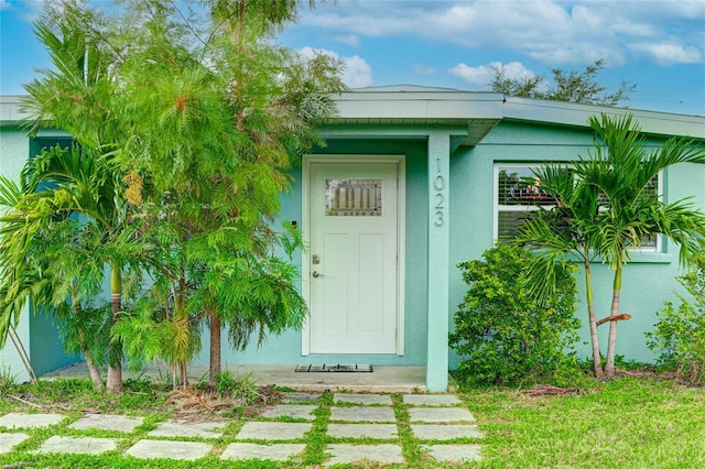 view of exterior entry with stucco siding