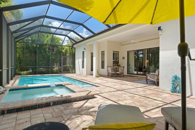 view of swimming pool with a lanai, a patio area, ceiling fan, and an in ground hot tub