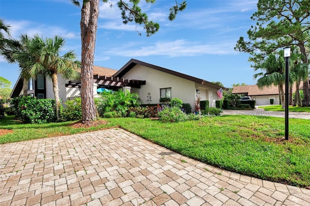 view of front of house featuring a front lawn