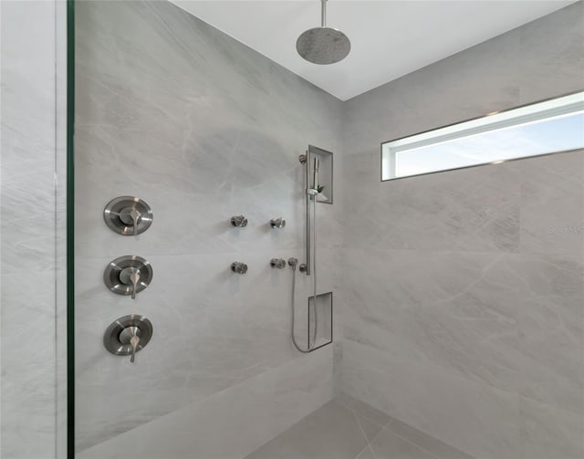 bathroom featuring tiled shower