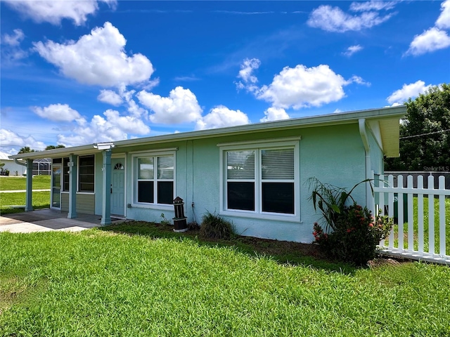 view of front of property with a front yard