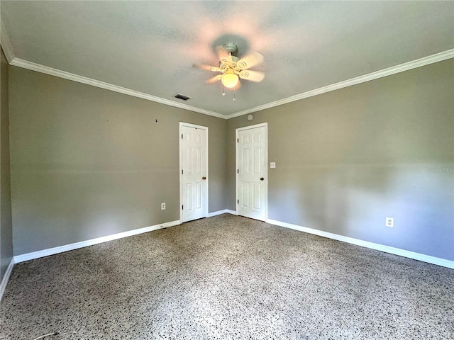 empty room featuring ceiling fan and crown molding