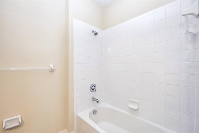 bathroom with tiled shower / bath combo