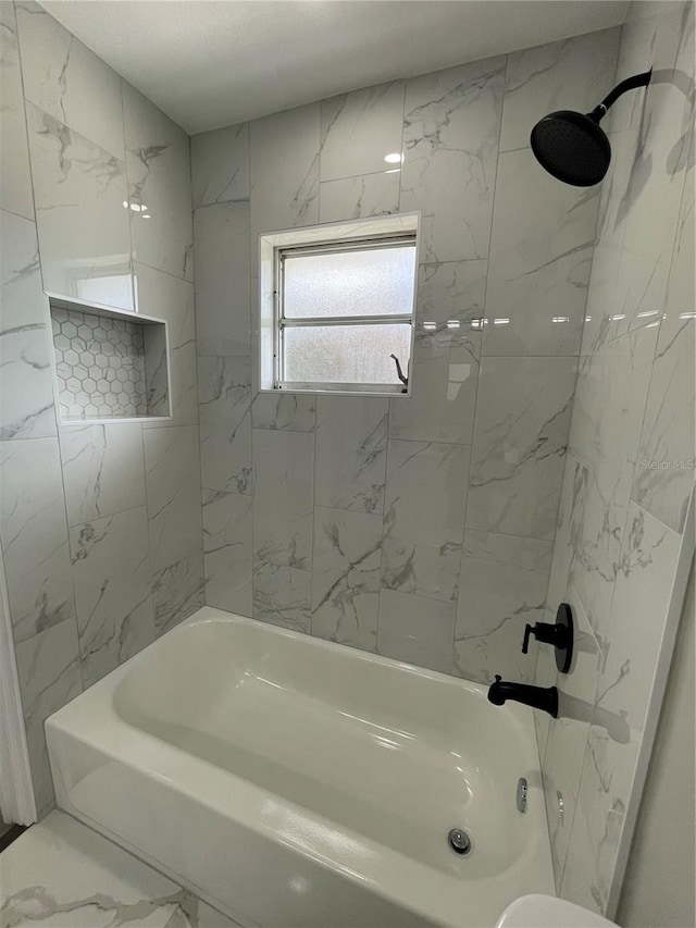 bathroom featuring tiled shower / bath combo