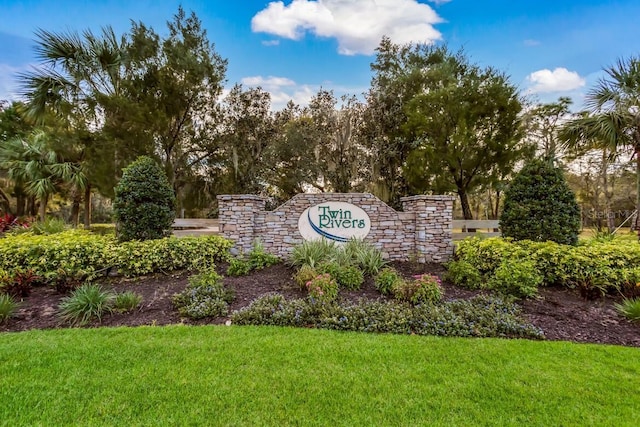 community / neighborhood sign featuring a lawn