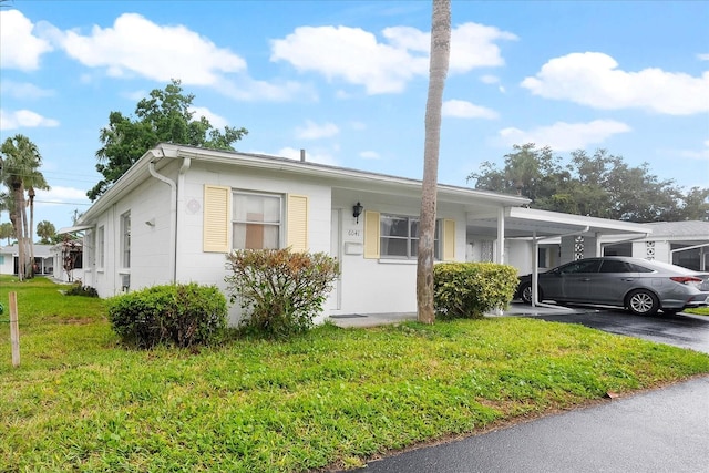 view of front of home featuring a front yard and a carport