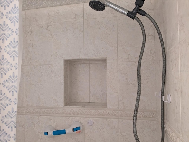 room details featuring a tile shower