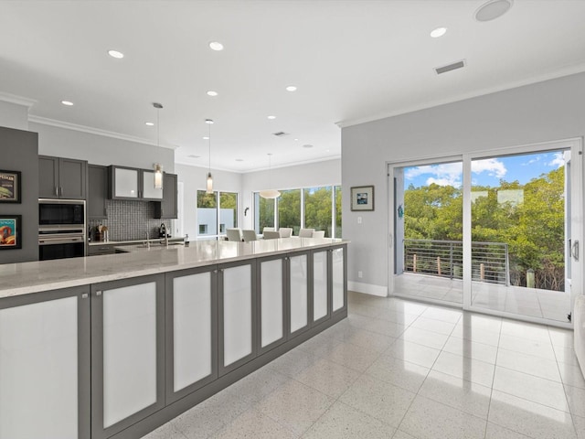 kitchen with recessed lighting, stainless steel appliances, visible vents, baseboards, and backsplash