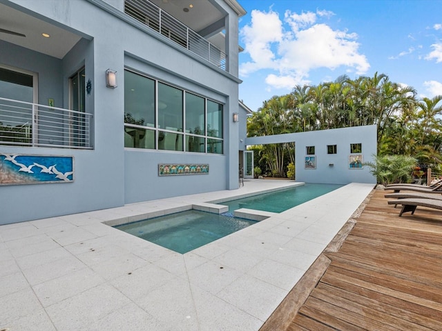 view of pool featuring an in ground hot tub