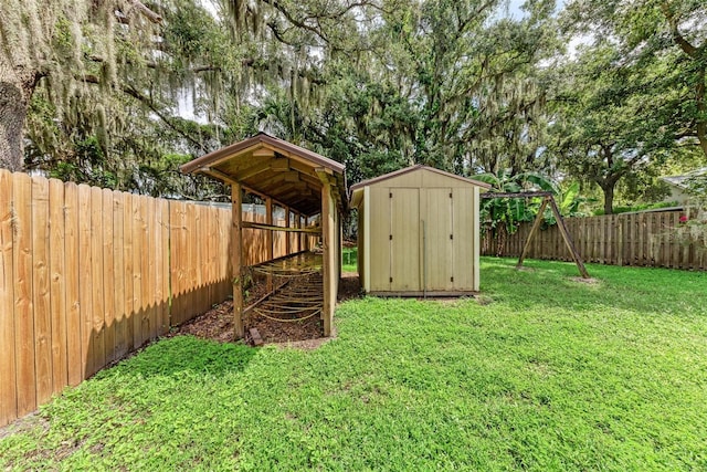 view of yard featuring a shed