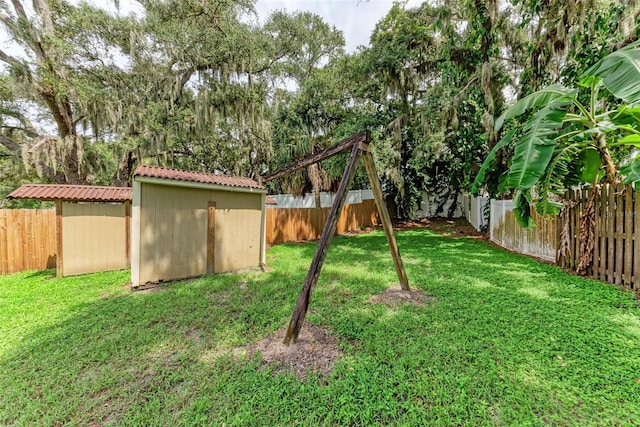 view of yard with a storage unit