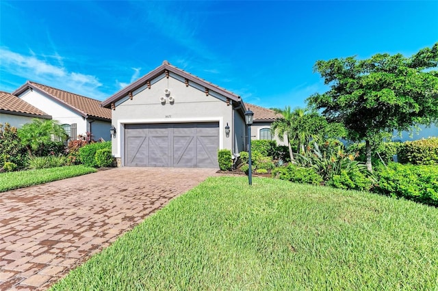 view of front facade featuring a garage and a front lawn