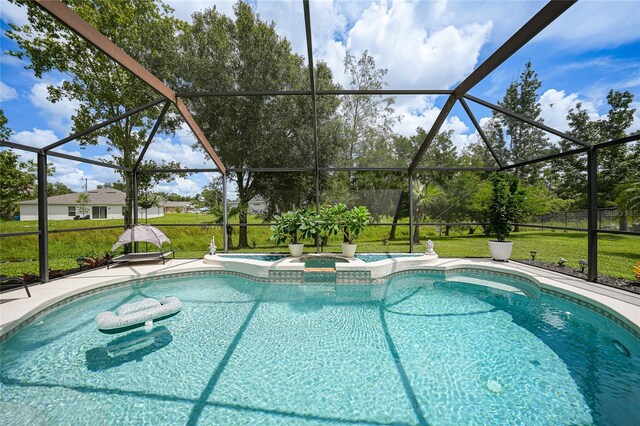 view of pool featuring an in ground hot tub, a lanai, and a lawn