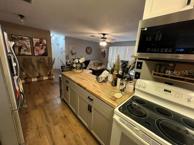 kitchen featuring ceiling fan, open floor plan, light wood-type flooring, freestanding refrigerator, and white electric range oven