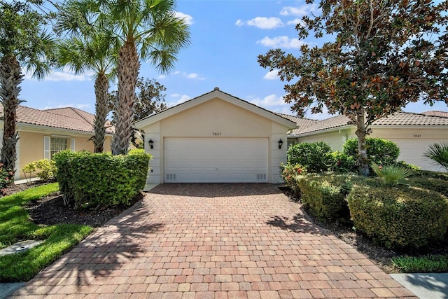 view of front facade featuring a garage