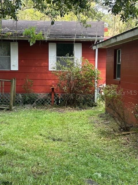 view of side of property featuring a yard