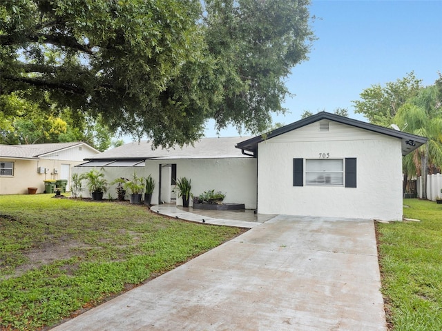 single story home featuring a front yard