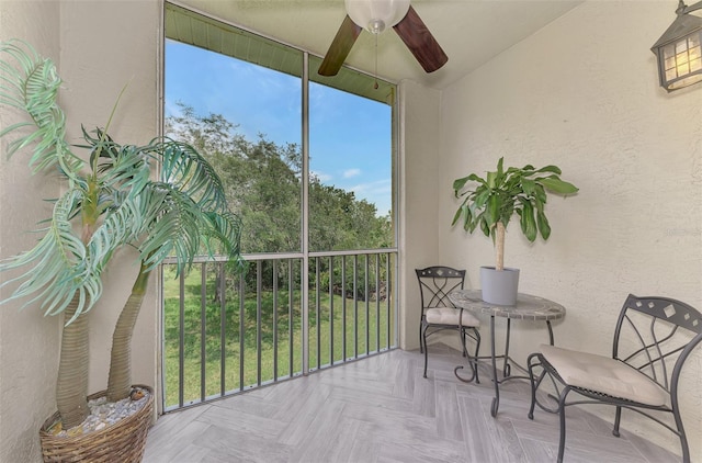 sunroom / solarium featuring a ceiling fan