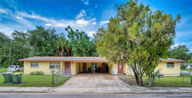 view of front of house featuring a carport and a front yard