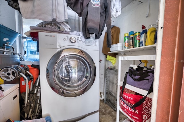 laundry room with washer / clothes dryer